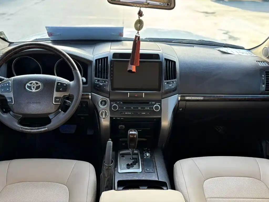 Toyota Land Cruiser 2011 5.7L AT