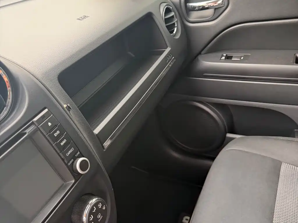 Jeep Compass (Import) 2.0L 2WD Luxury Edition, фото 13
