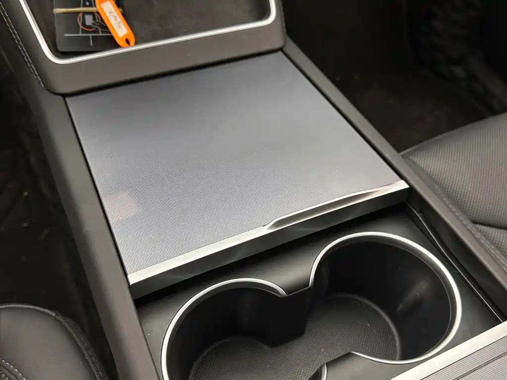 Tesla Model Y — миниатюра 16