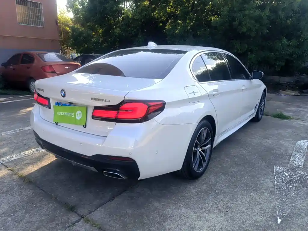 BMW 5 Series — миниатюра 7