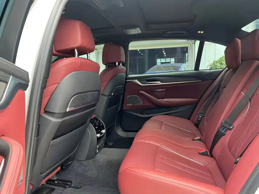 BMW 5 Series — миниатюра 5