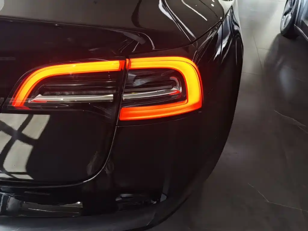 Tesla Model 3 — миниатюра 8