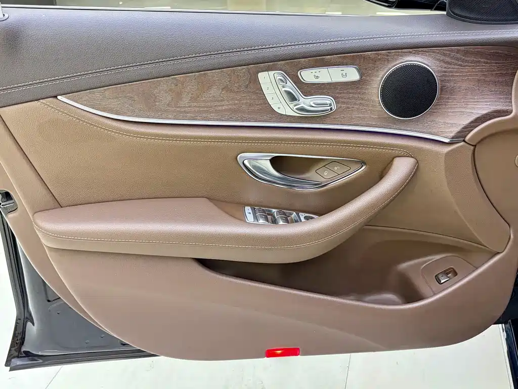 Mercedes-Benz E-Class — миниатюра 8