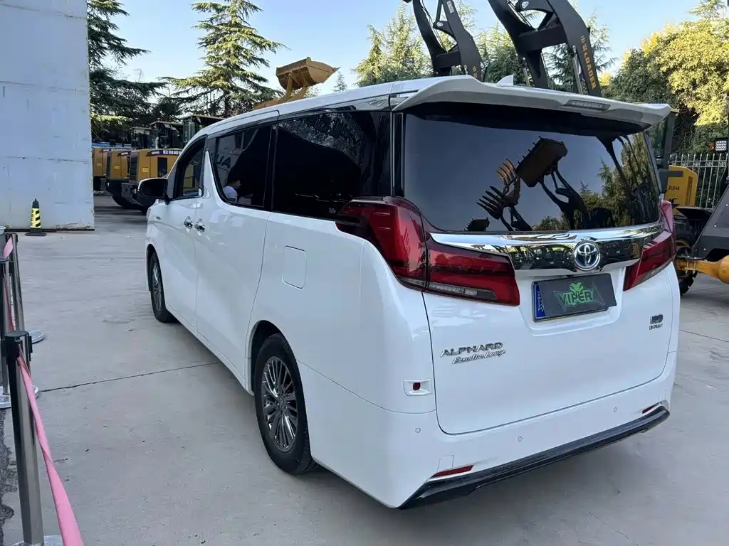 Toyota Alphard — миниатюра 7