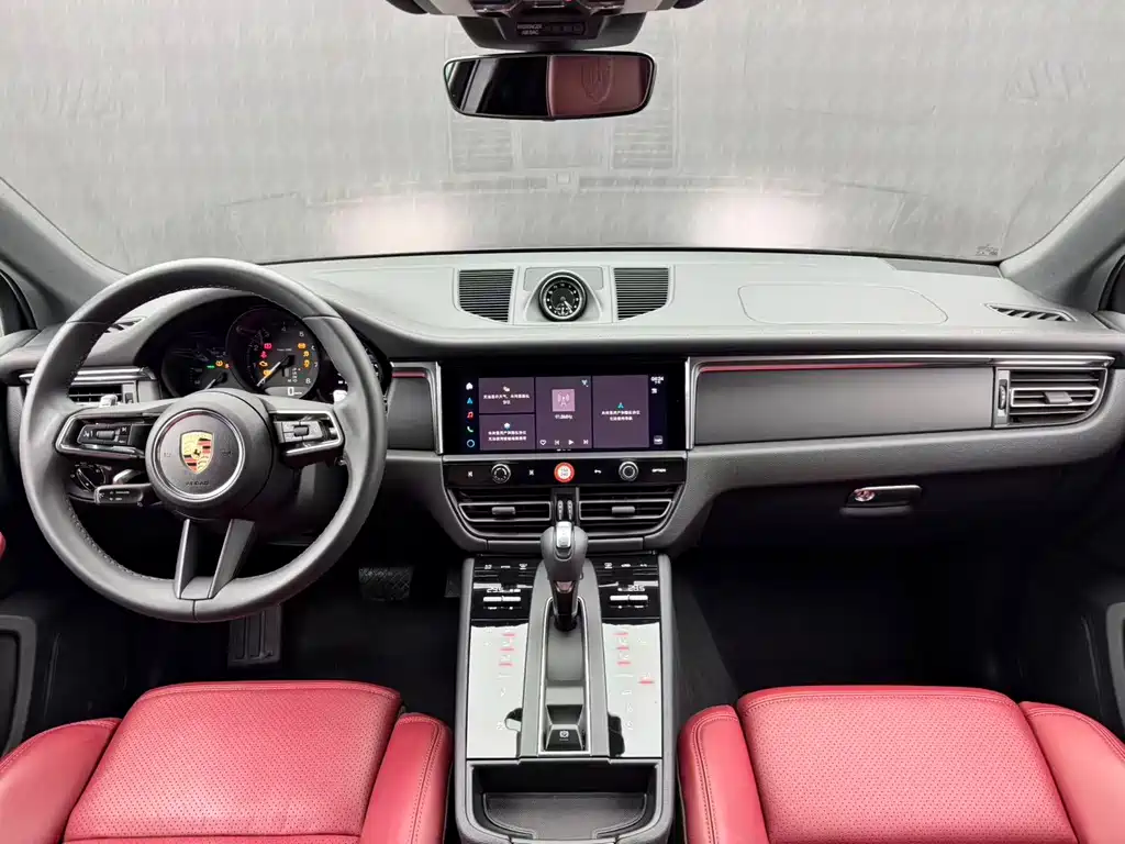 PORSCHE MACAN