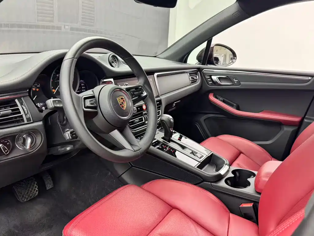 PORSCHE MACAN