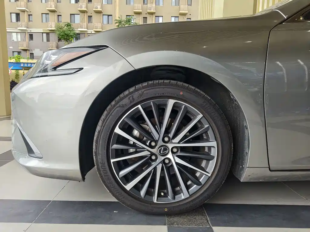 Lexus ES — миниатюра 8