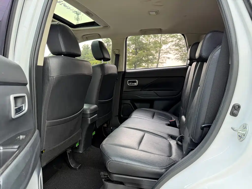 Mitsubishi Outlander 2.0L 2WD Premium Joy Edition 7 seats, фото 10