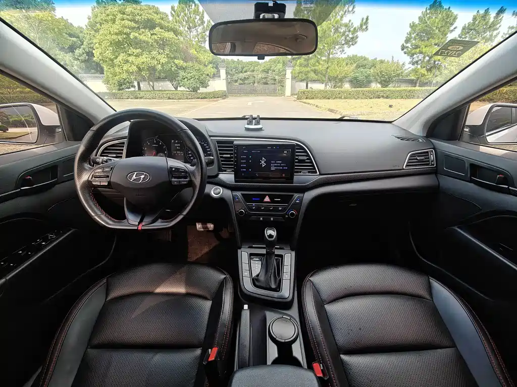 Hyundai Elantra — миниатюра 10