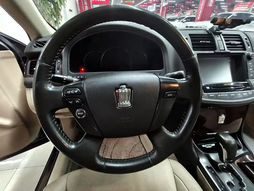 Toyota Crown — миниатюра 15