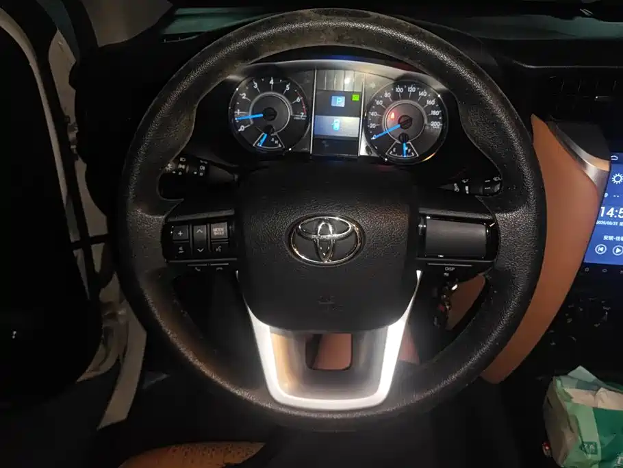 Toyota Fortuner — миниатюра 15