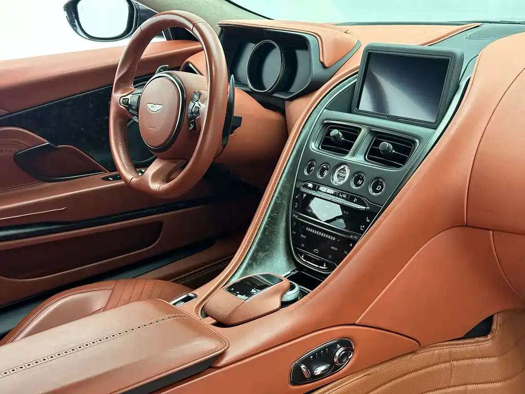 Aston Martin DB11 — миниатюра 14