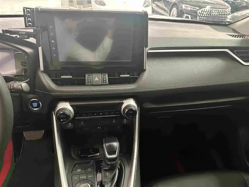 Toyota RAV4 — миниатюра 10