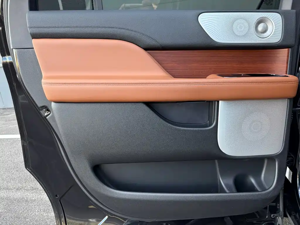 Lincoln Navigator — миниатюра 17