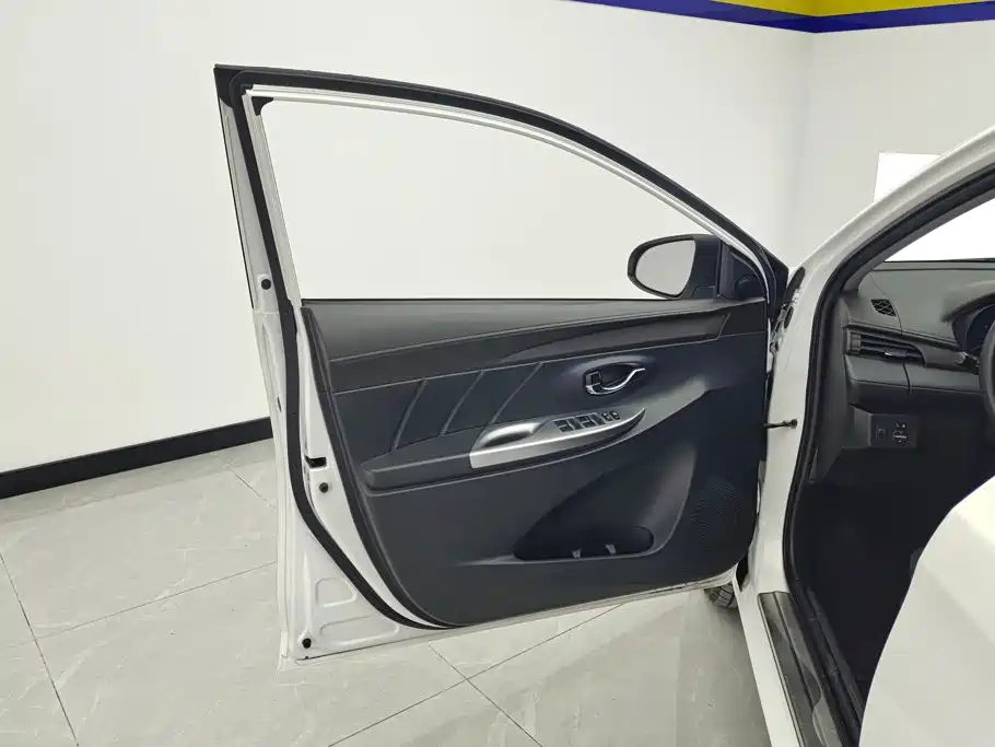 Toyota Yaris L — миниатюра 7