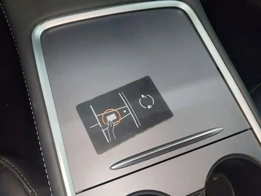Tesla Model Y — миниатюра 9