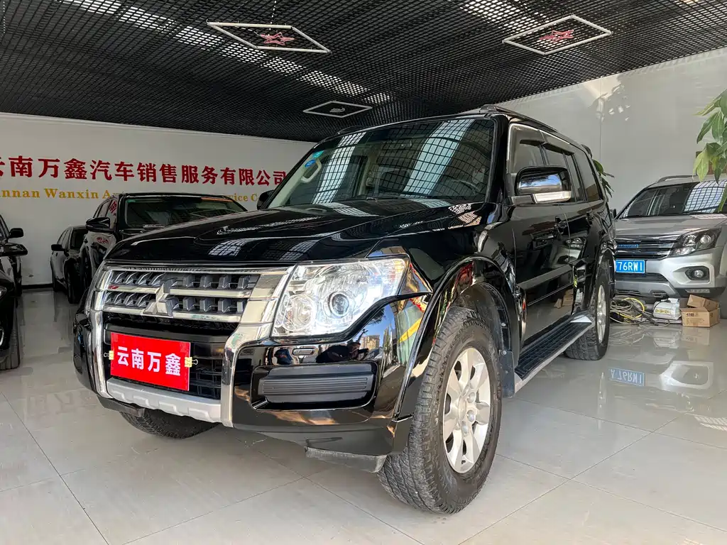 Mitsubishi Pajero (Import) 2015