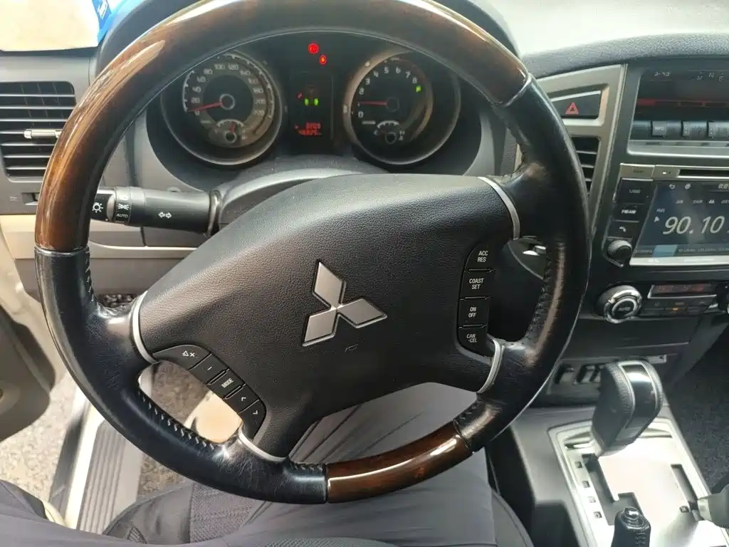 Mitsubishi Pajero (Import) — миниатюра 3