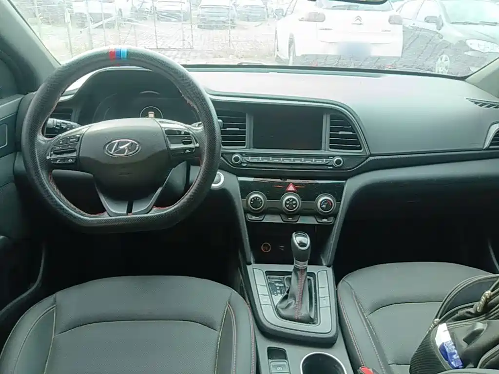 Hyundai Elantra — миниатюра 10