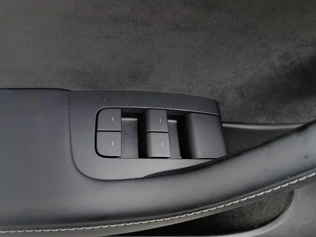 Tesla Model Y — миниатюра 9
