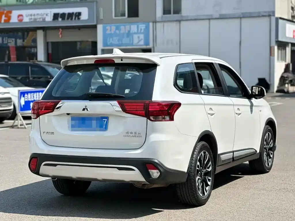 MITSUBISHI OUTLANDER