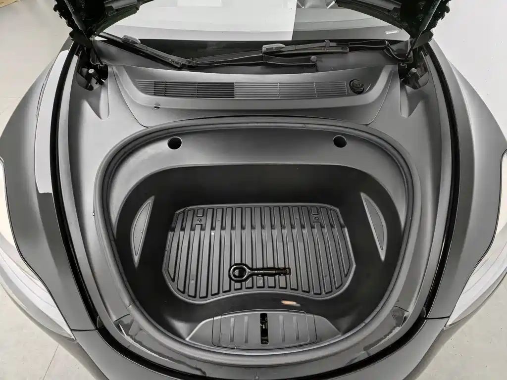 Tesla Model 3 — миниатюра 6