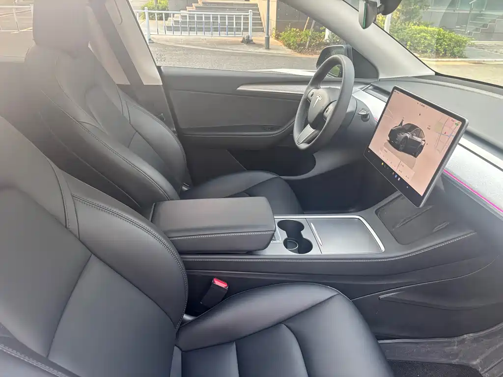 Tesla Model Y — миниатюра 4