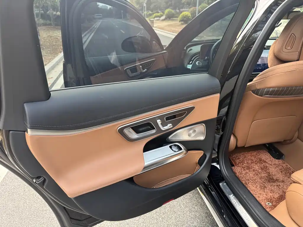 Mercedes-Benz E-Class — миниатюра 11