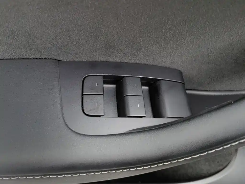 Tesla Model Y — миниатюра 9