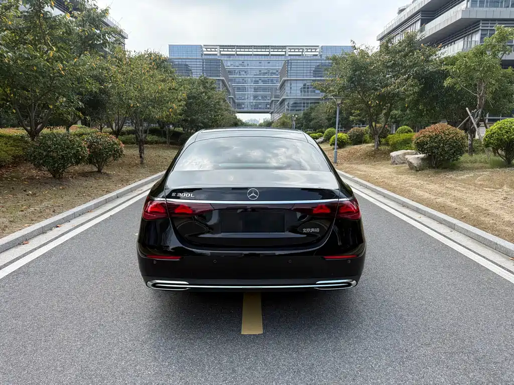 Mercedes-Benz E-Class — миниатюра 6