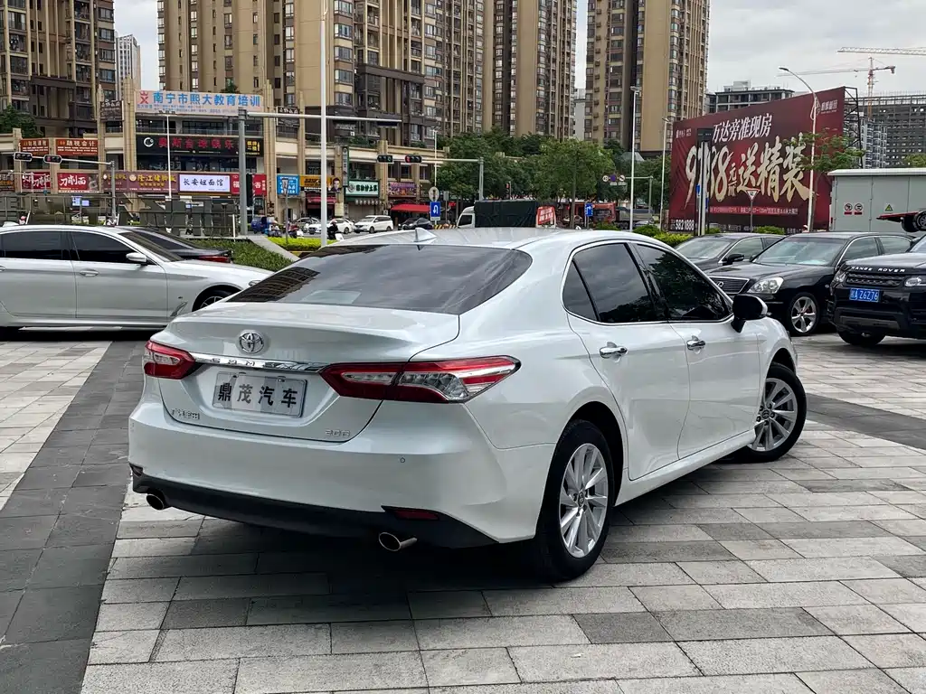 Toyota Camry — миниатюра 5