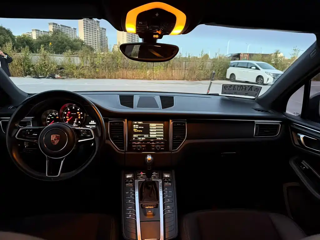 Porsche Macan — миниатюра 6