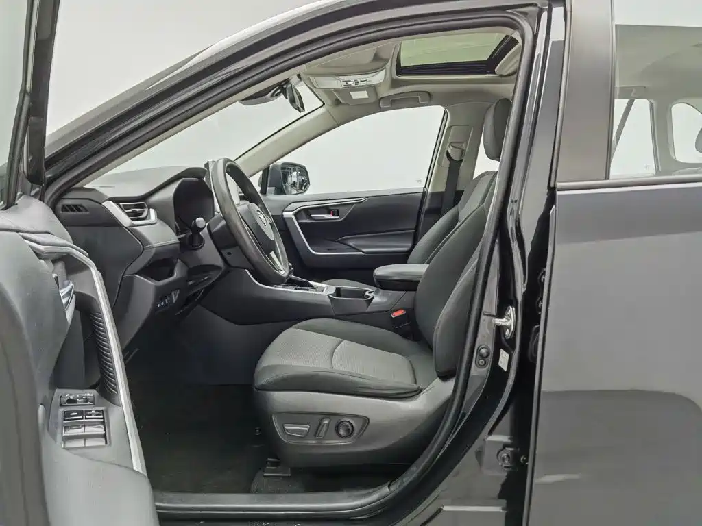 Toyota RAV4 — миниатюра 10