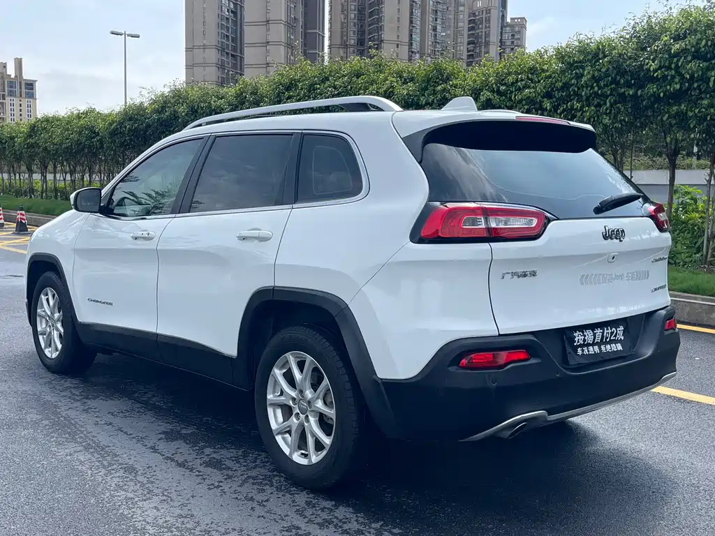 Jeep Cherokee - фото 7