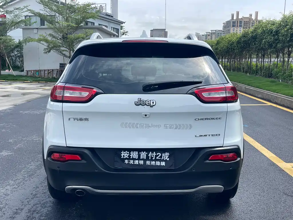 Jeep Cherokee - фото 6