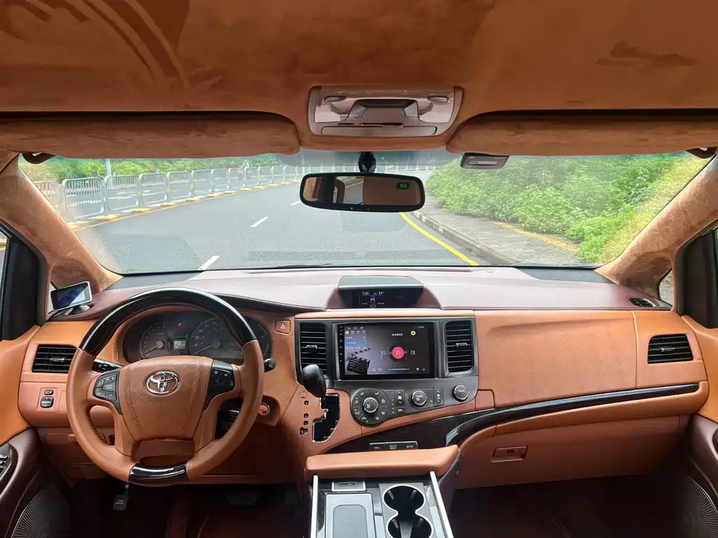 Toyota Sienna — миниатюра 7