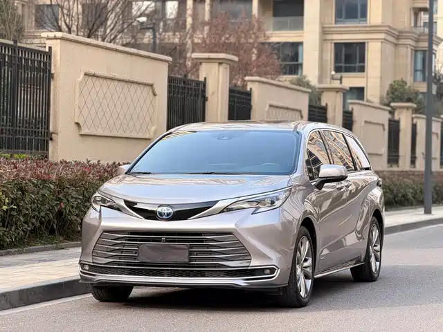 TOYOTA SIENNA 2023
