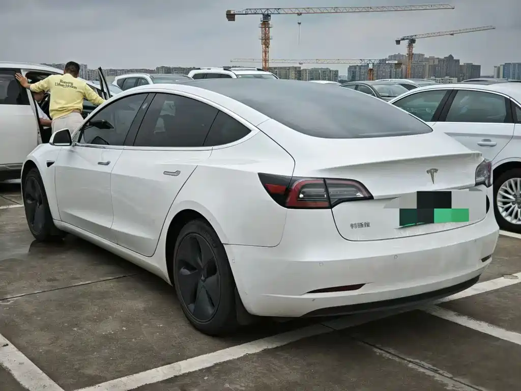 Tesla Model 3 — миниатюра 6
