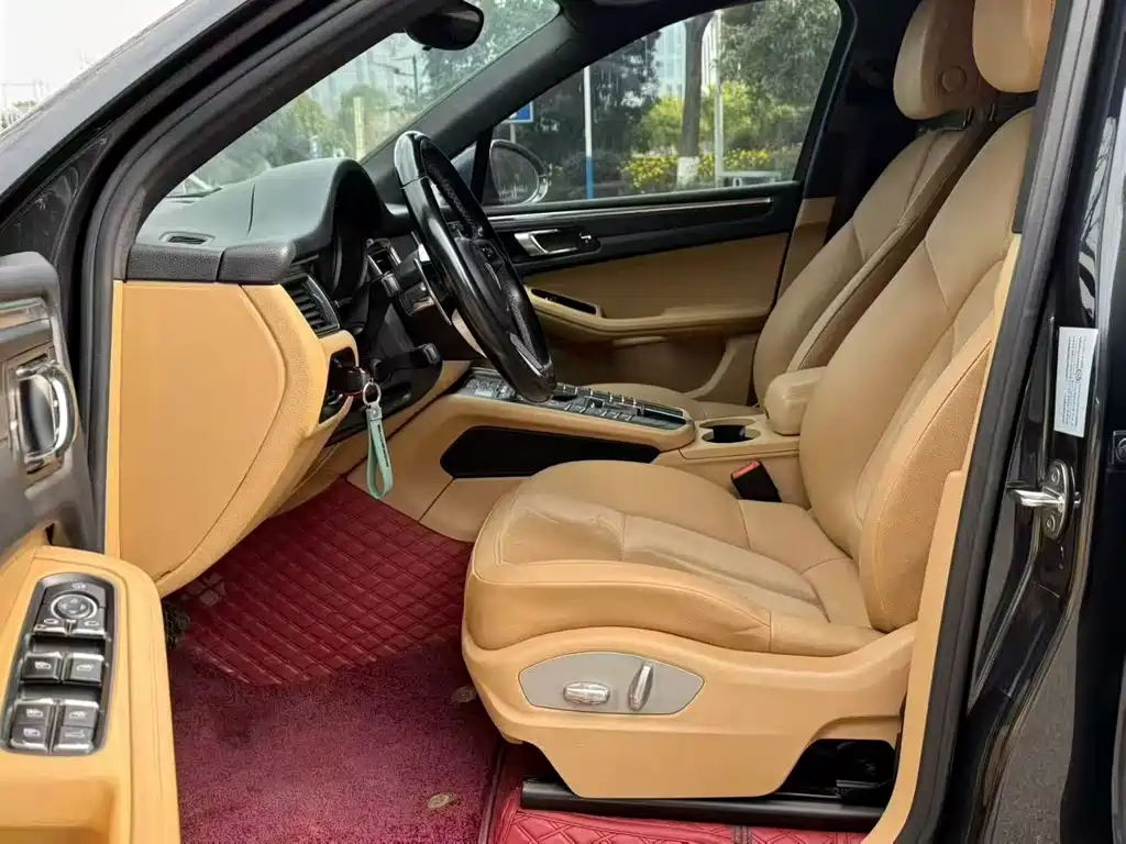 PORSCHE MACAN
