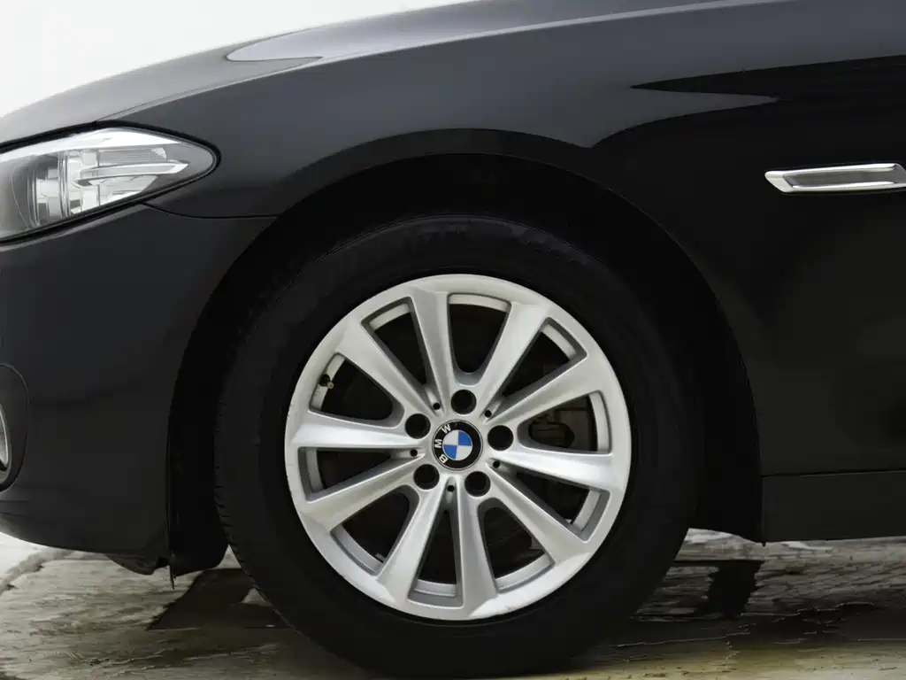 BMW 5 Series — миниатюра 7