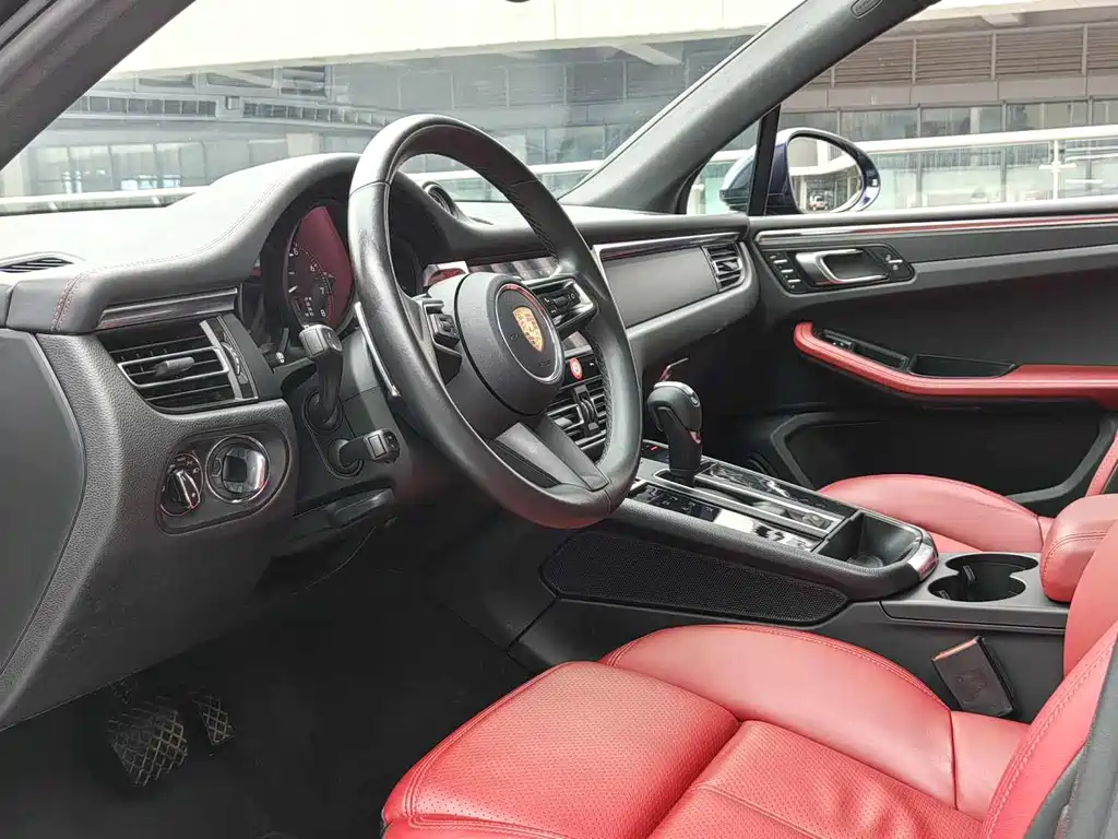 PORSCHE MACAN