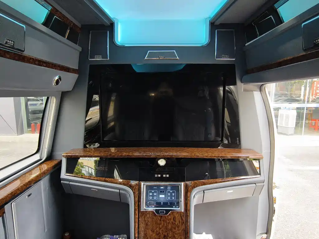 GMC Savana — миниатюра 10