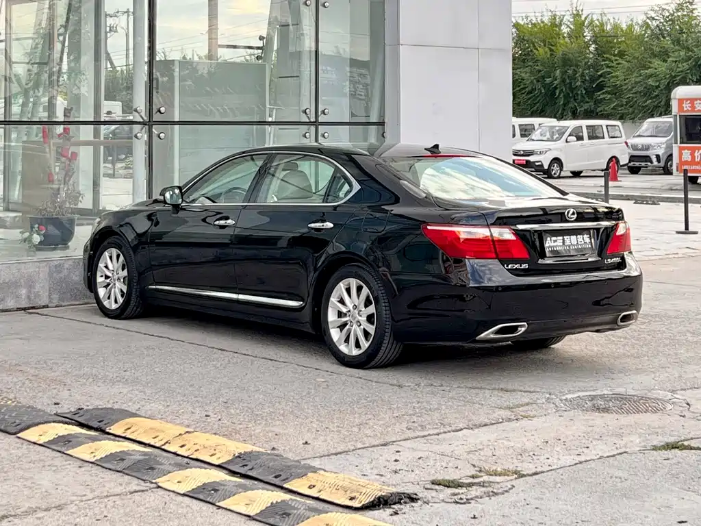 Lexus LS — миниатюра 6
