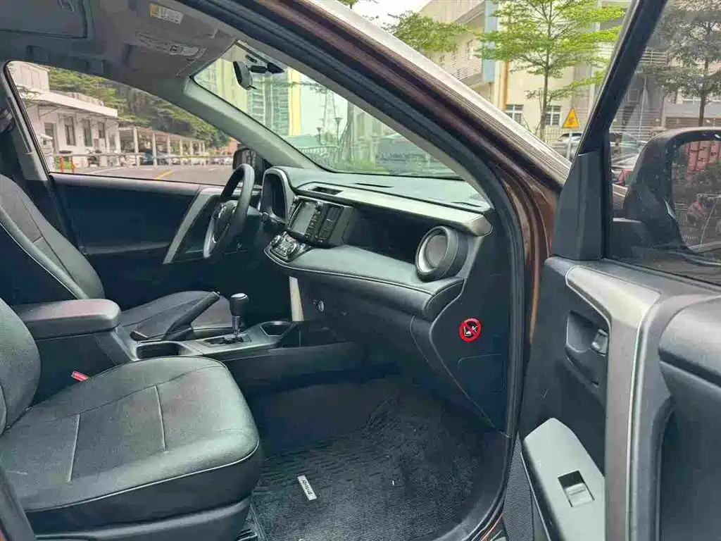 Toyota RAV4 — миниатюра 8