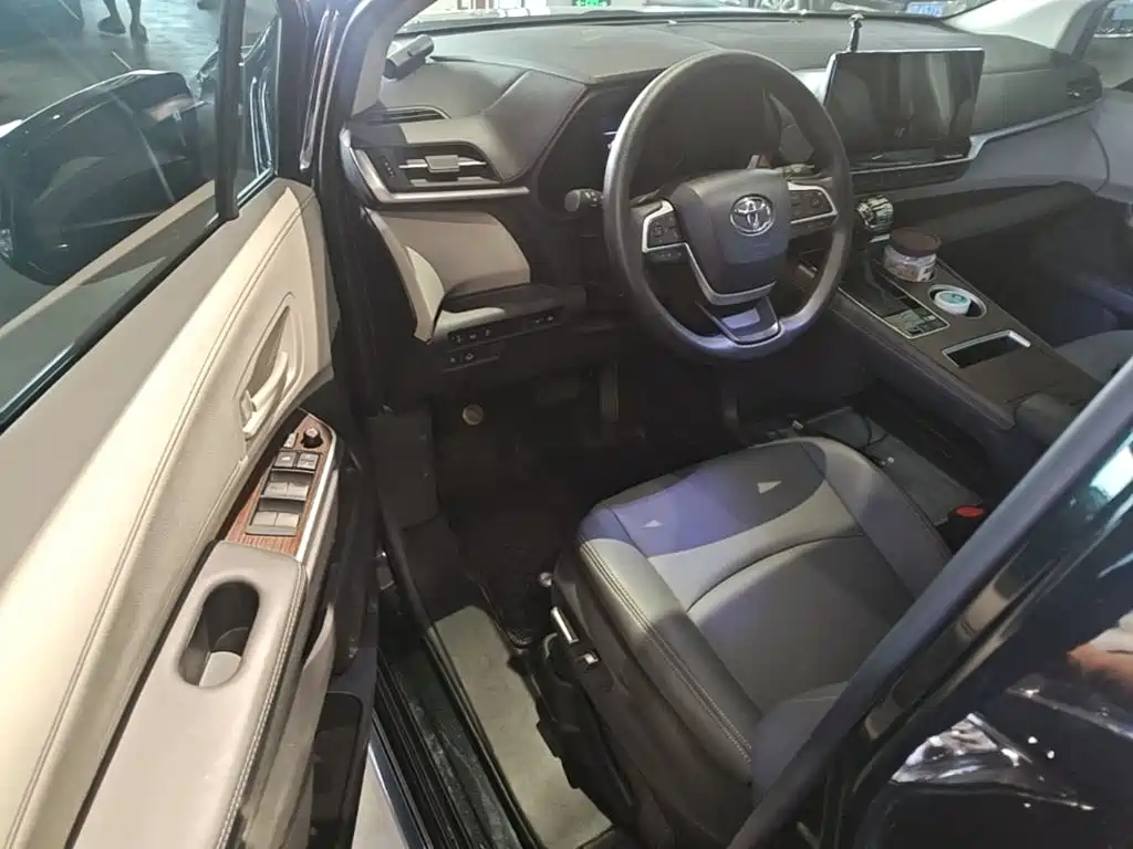 Toyota Sienna — миниатюра 16