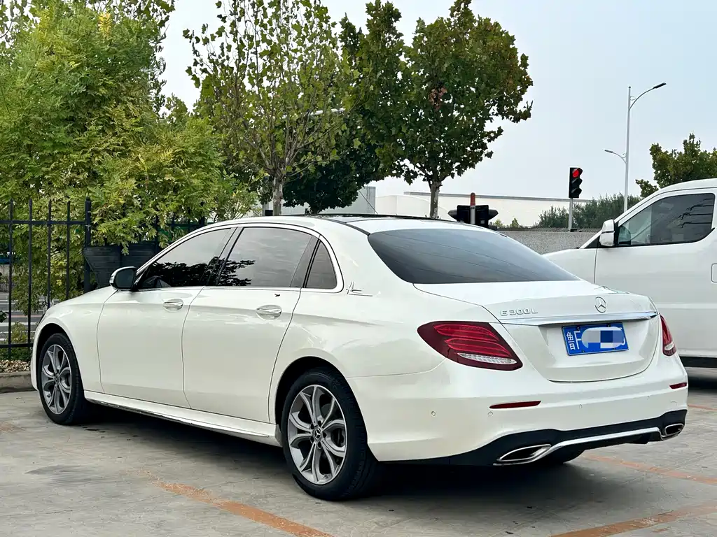 Mercedes-Benz E-Class — миниатюра 10