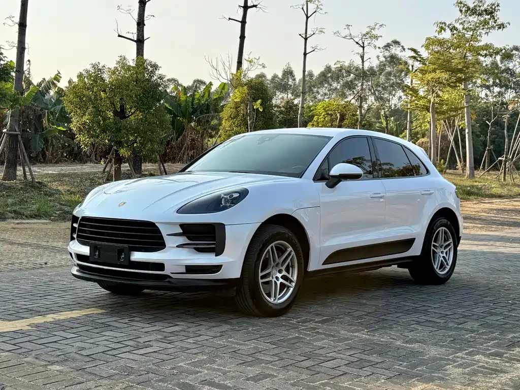 PORSCHE MACAN