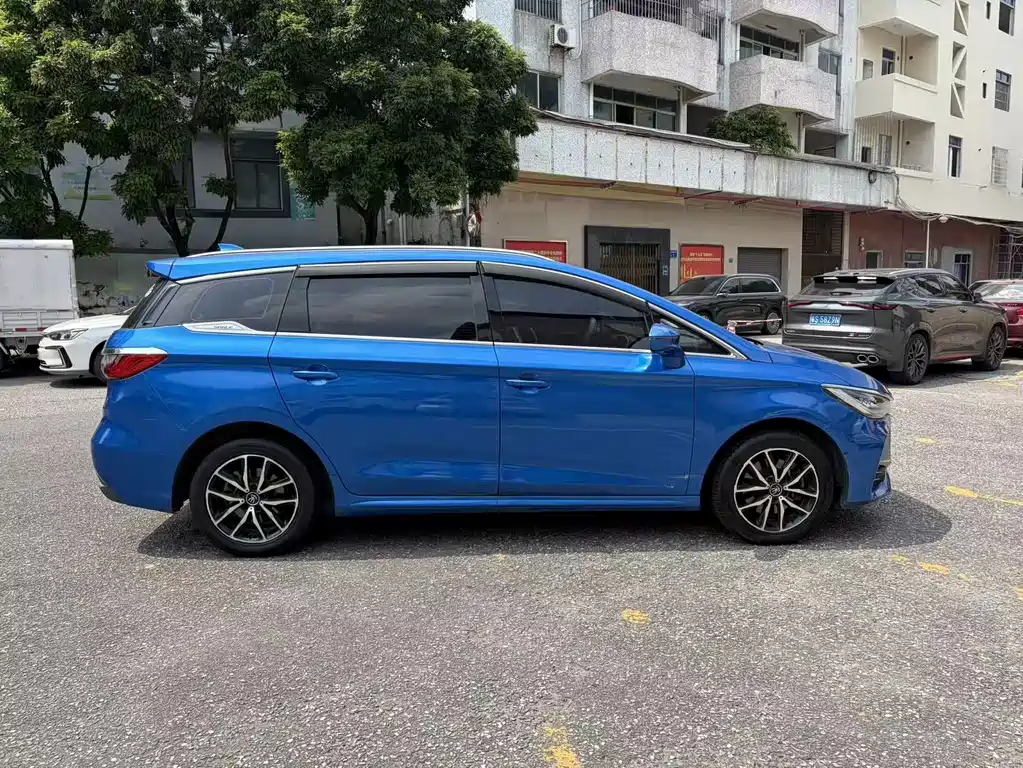 BYD MAX — миниатюра 4