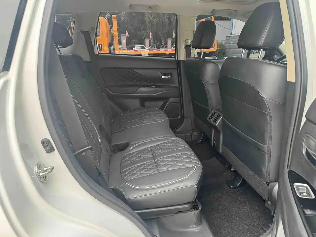 Mitsubishi Outlander — миниатюра 20