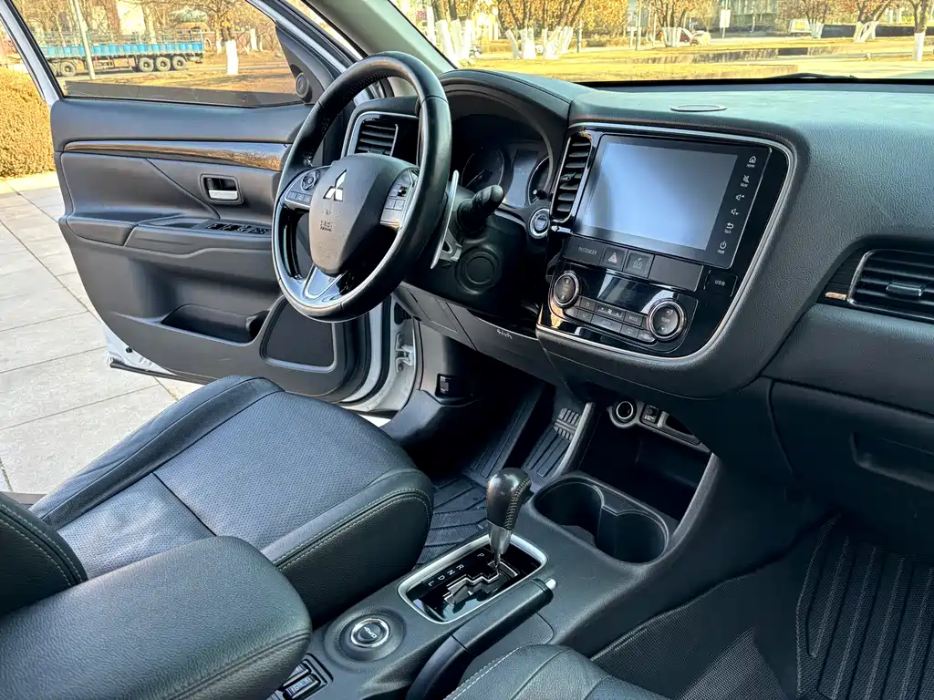 MITSUBISHI OUTLANDER